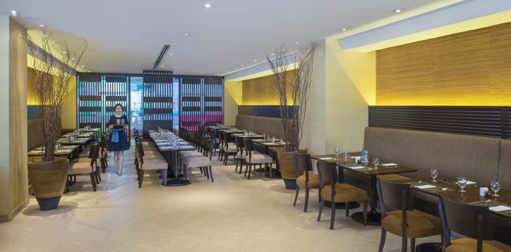 novotel-hotel-bangkok-bangna-gallery-bar-and-restaurant-the-square-image03-2