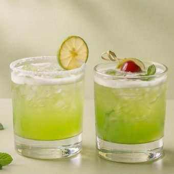 melon-cocktails-at-the-bar